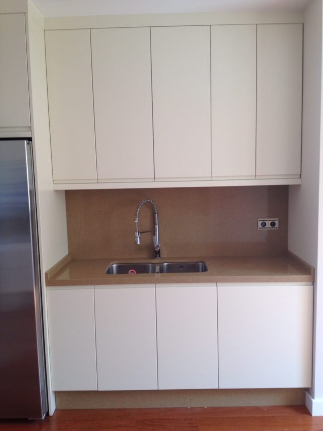 estanterías y grifo