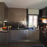 cocina completamente amueblada