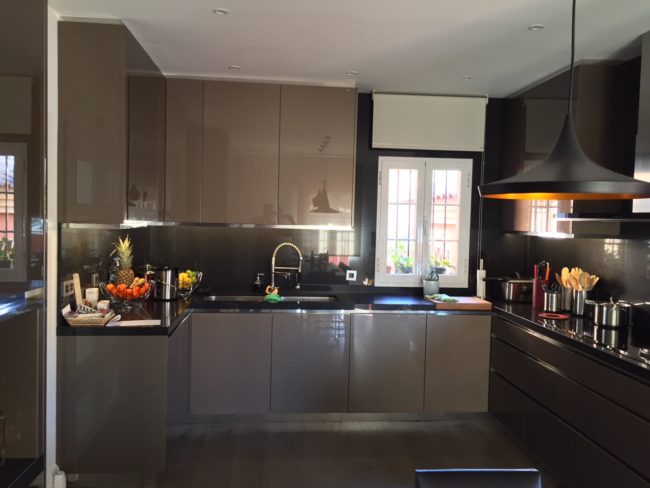 cocina completamente amueblada