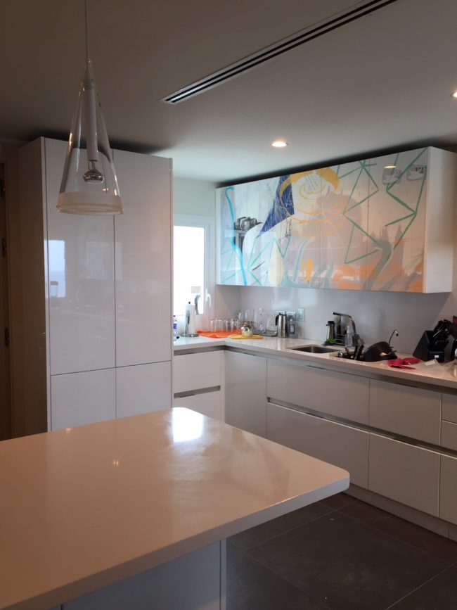 cocina completamente amueblada