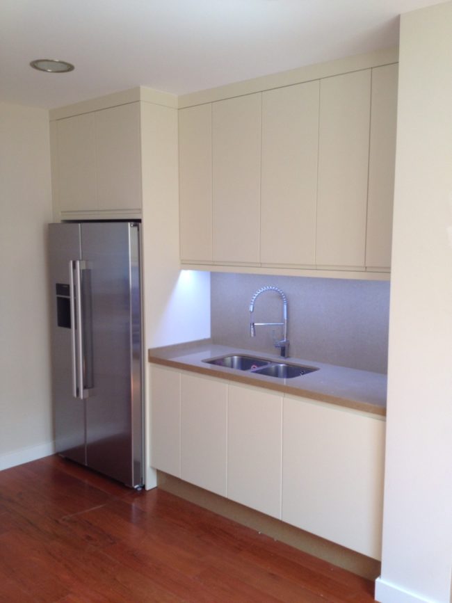 frigorífico. grifo y estanterías