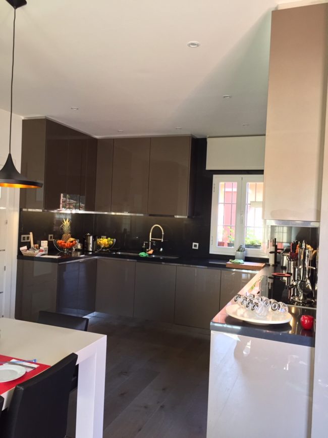 cocina completamente amueblada