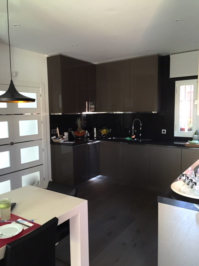 cocina completamente amueblada