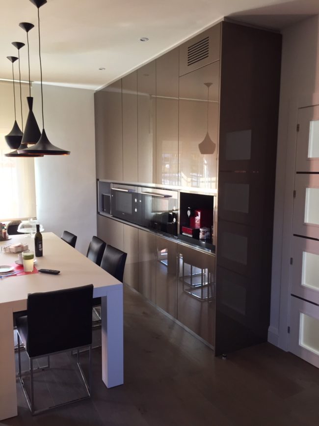 comedor completamente amueblado