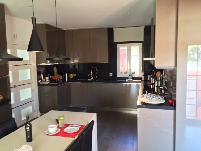 cocina completamente amueblada