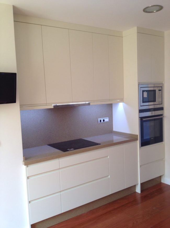 vitro, estanterías, horno y microondas