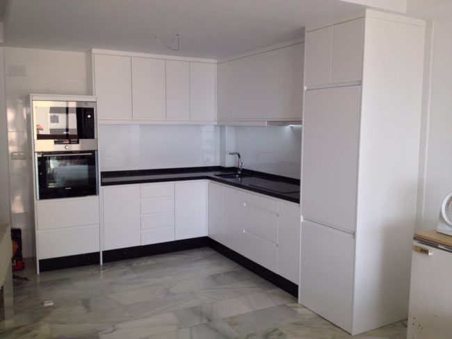 cocina completamente amueblada