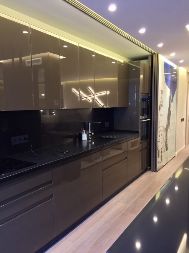 cocina completamente amueblada