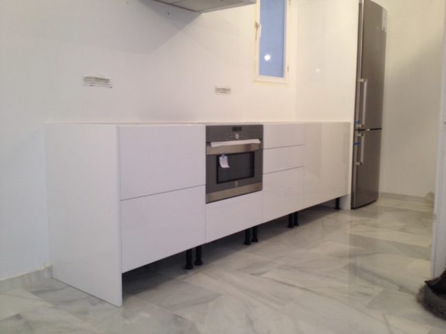 cocina completamente amueblada