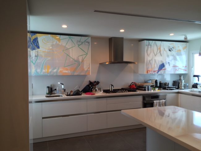 cocina completamente amueblada