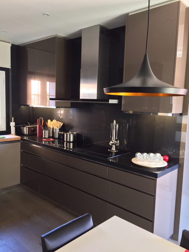 cocina completamente amueblada