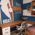 dormitorio juvenil con mesa, estanterías y cama
