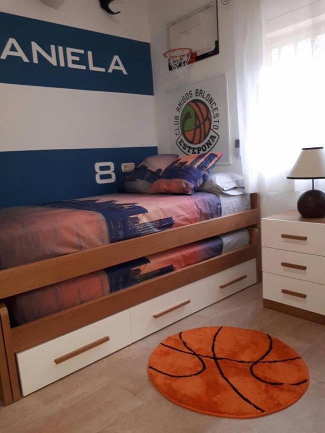 dormitorio juvenil con cama y mesa de noche