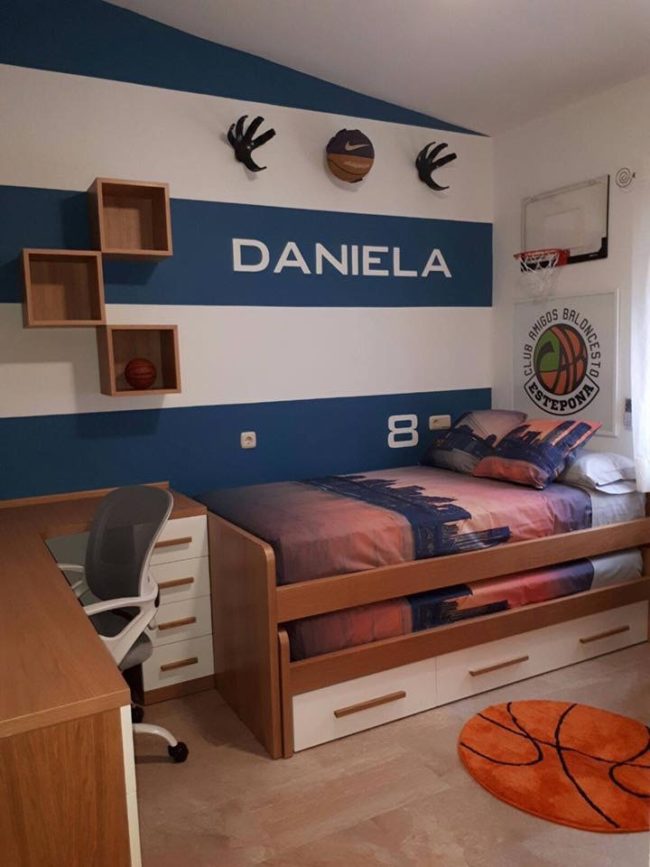 dormitorio juvenil con mesa, estanterías y cama