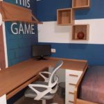 dormitorio juvenil con mesa, estanterías y cama