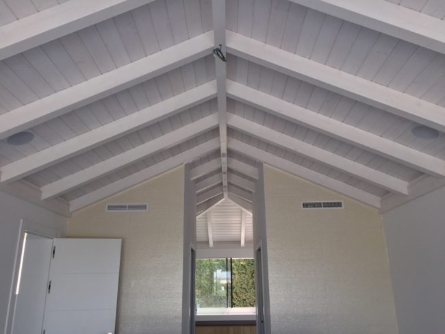 techo de madera con pérgolas