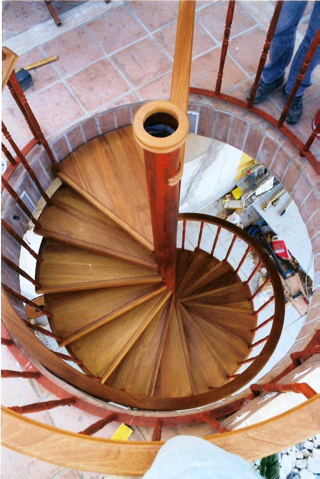 escalera de caracol de madera