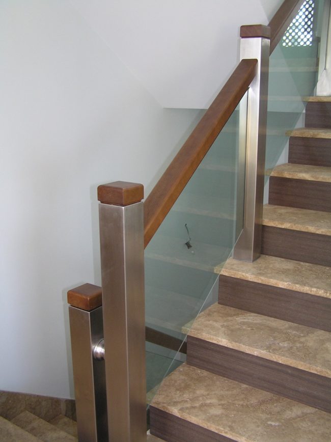 escaleras con pasamanos de madera