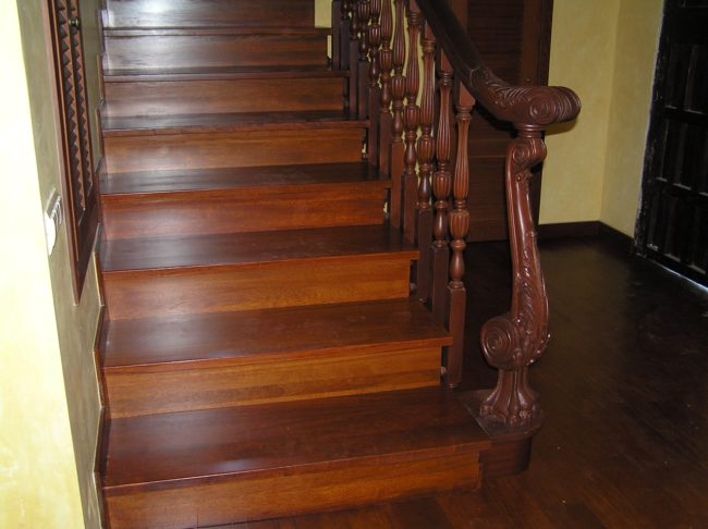 escaleras y pasamanos de madera