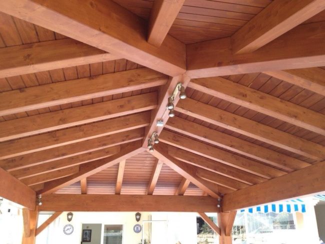 techo con pérgolas de madera