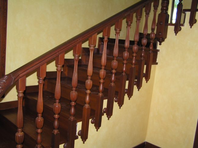 escaleras y pasamanos de madera