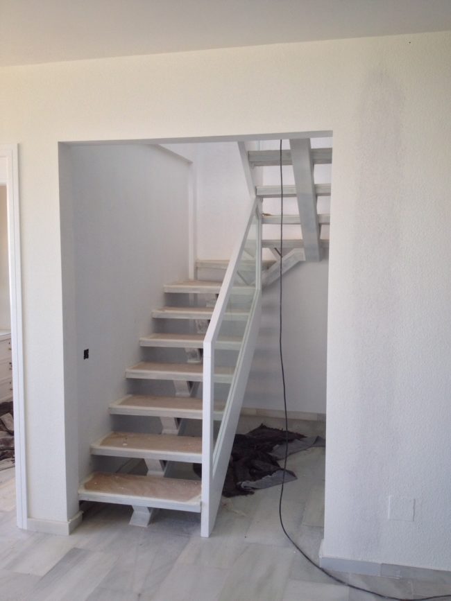 escaleras y pasamanos de madera