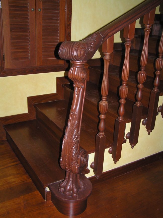 escaleras y pasamanos de madera
