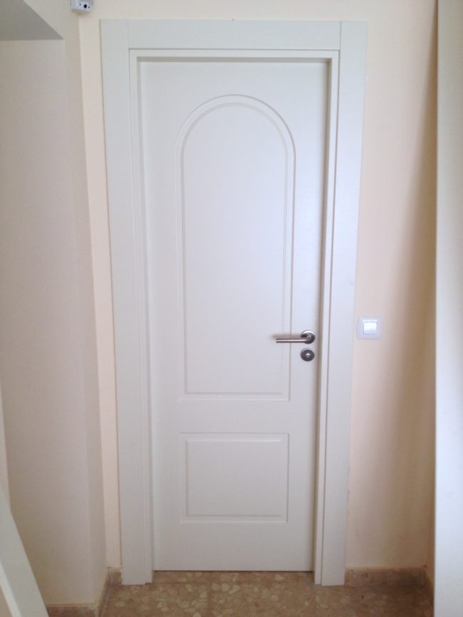 Puerta de madera blanca