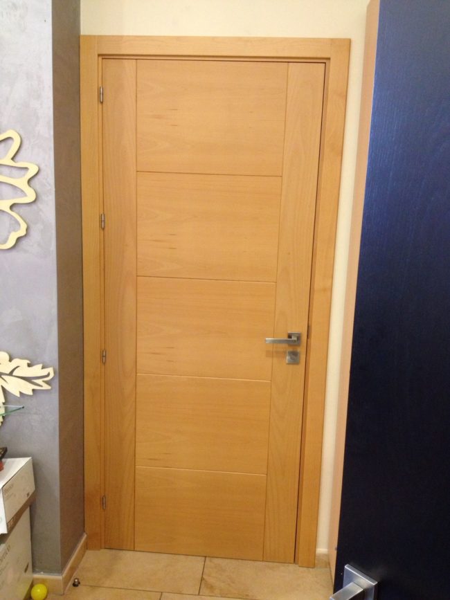 Puerta de madera marron