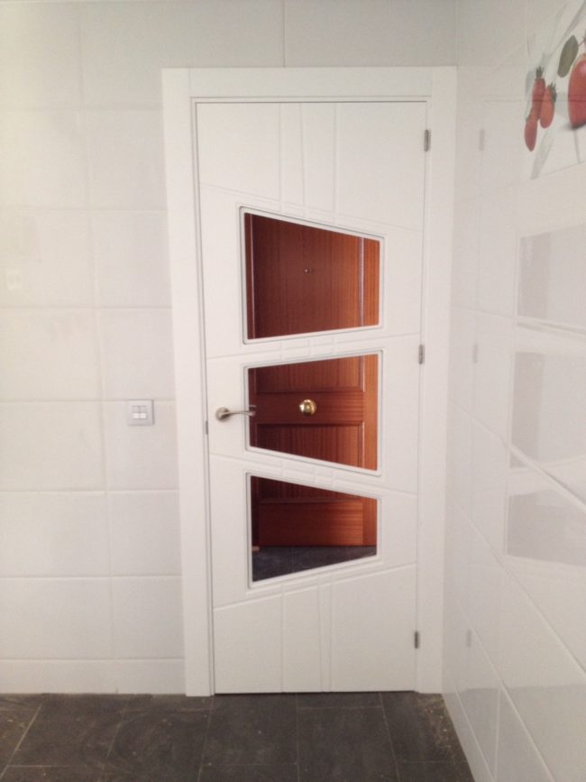 puerta de madera con ventanas blanco