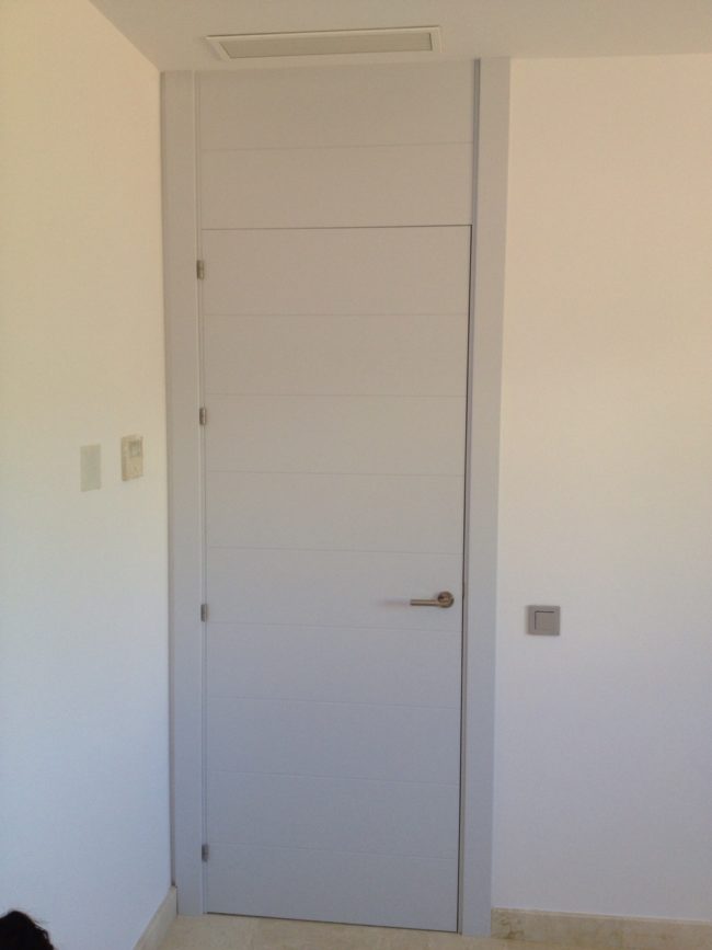 puerta de madera gris