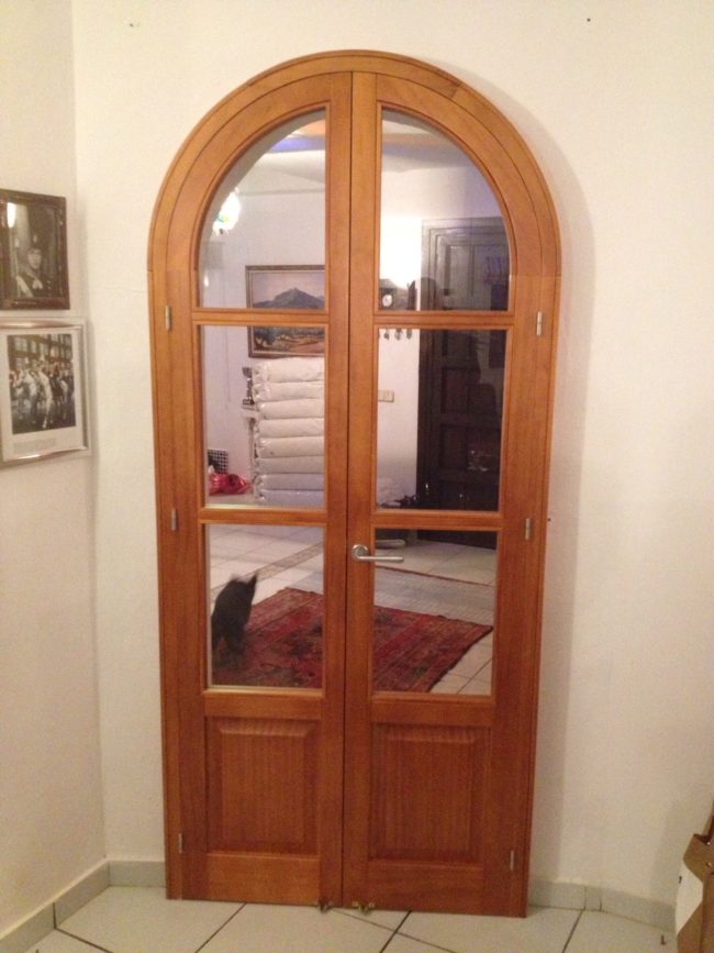 Puerta de madera marron con ventanas