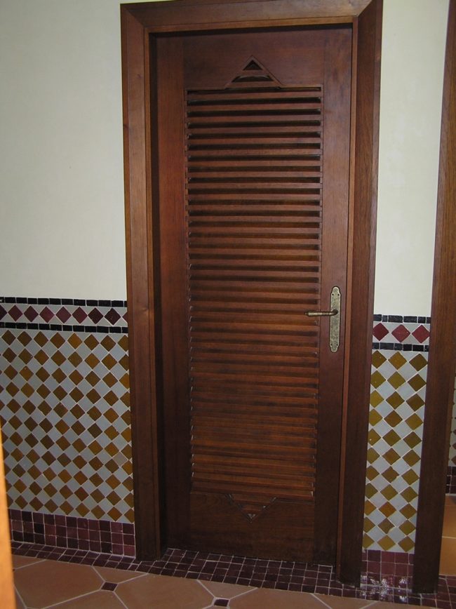 Puerta de madera con rayas marron