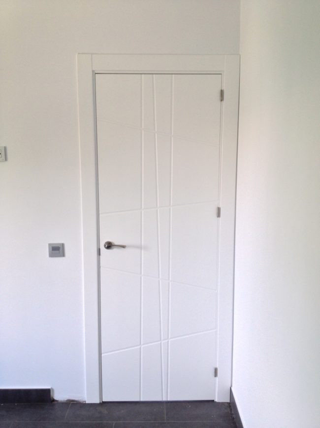 puerta de madera blanca