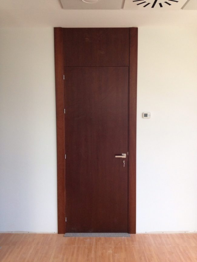 Puerta de madera marron