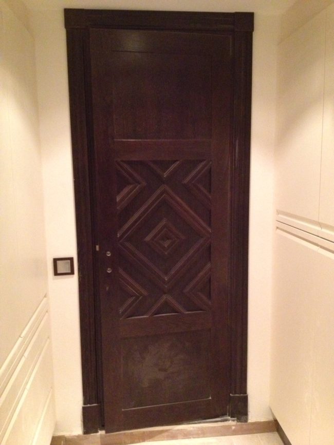 puerta de madera marron oscuro