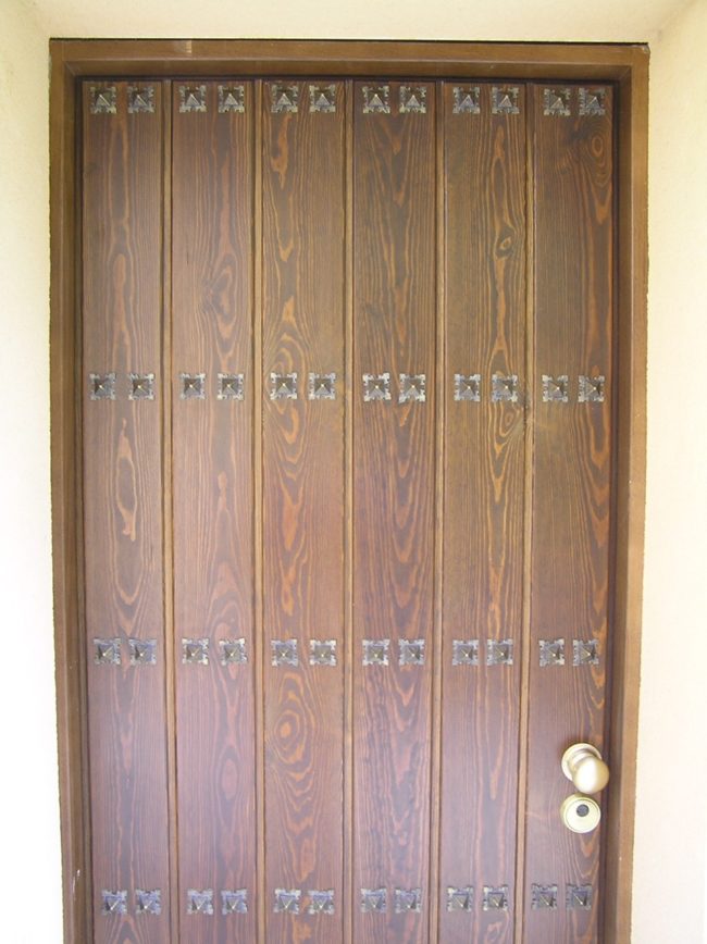 puerta de madera marron