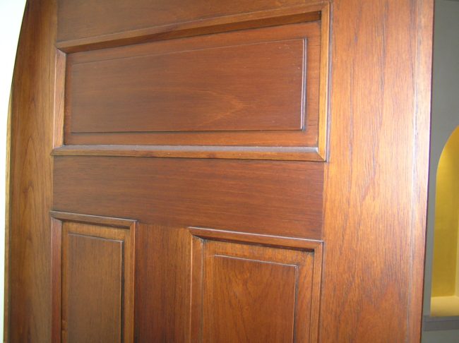 puerta de madera de color marron