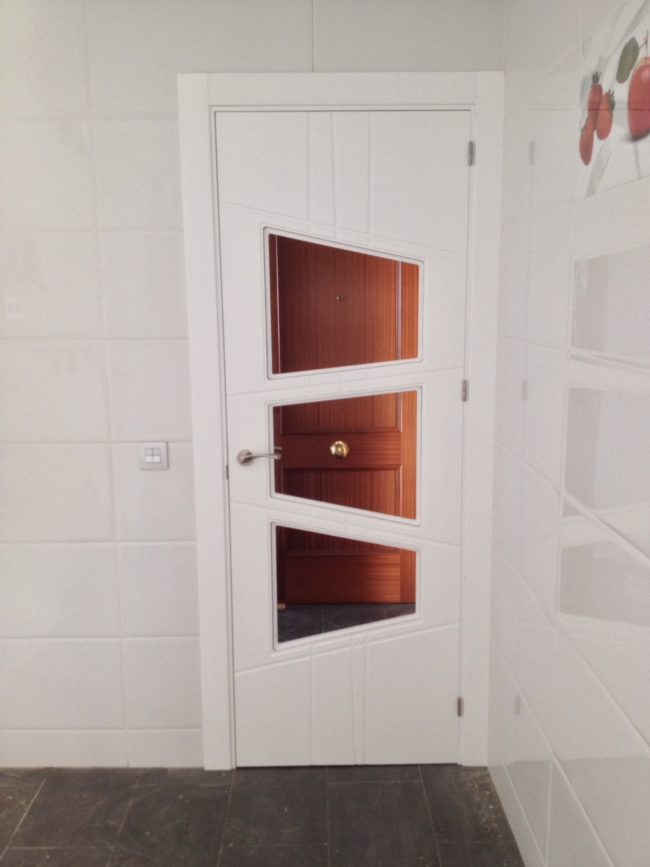 puerta de madera blanca con ventanas