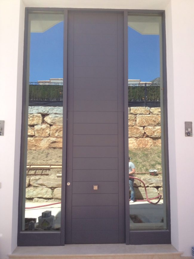 puerta de madera gris