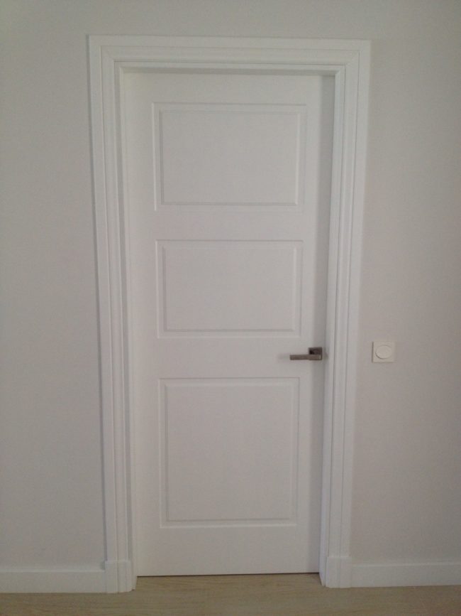 puerta de madera blanca