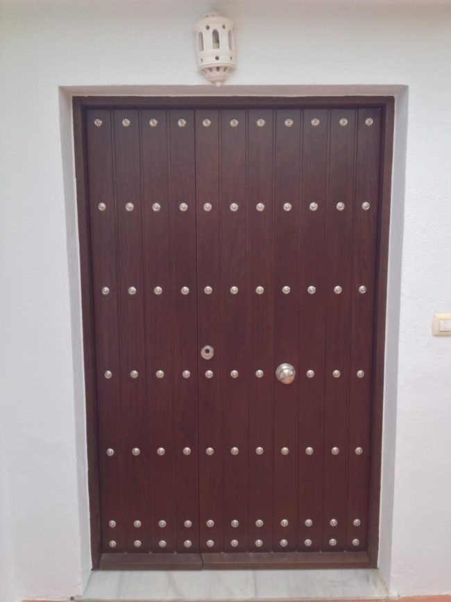 puerta de madera marron