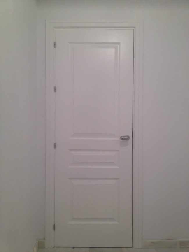 Puerta de madera blanca