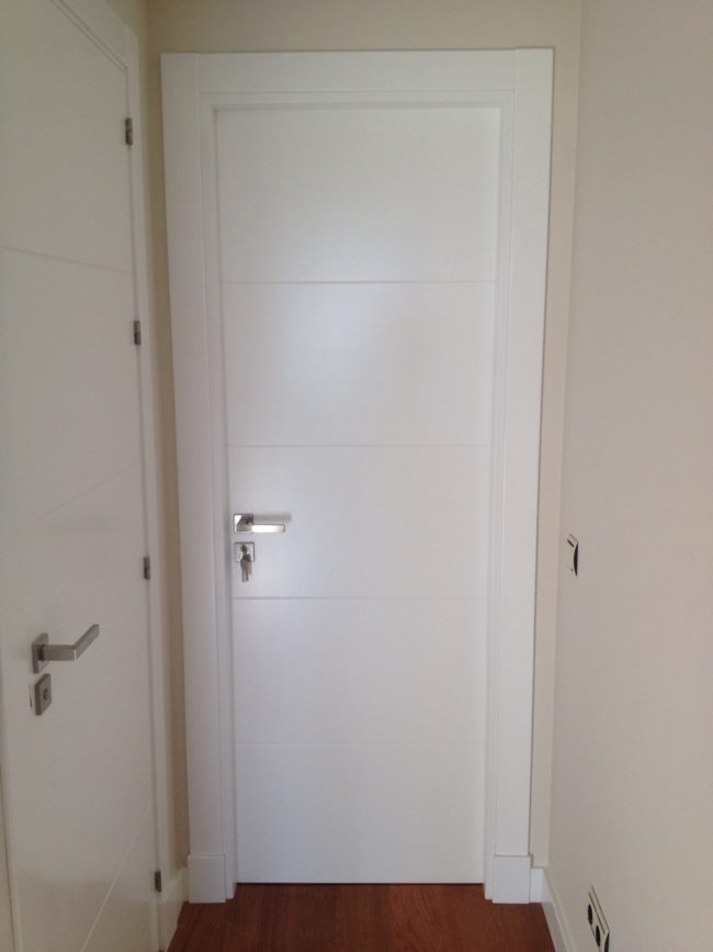 Puerta de madera blanca